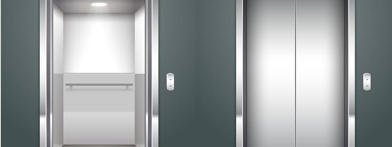 Condomínio deverá indenizar em danos morais por cortar elevador de inadimplente