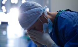 Médicos e planos de saúde devem indenizar por erro em cirúrgia