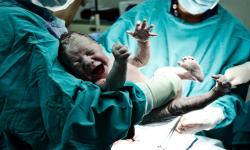 Mãe será indenizada por dar à luz em sala de medicação de hospital