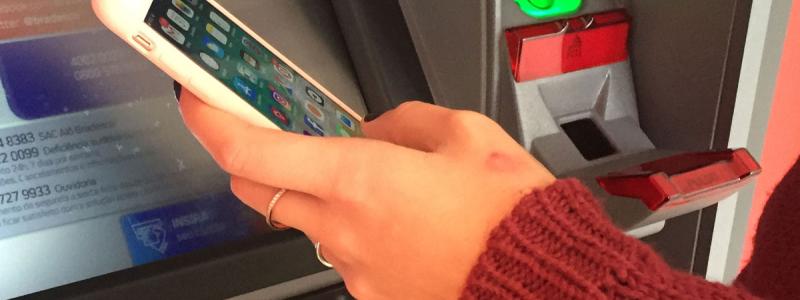 Kassab proíbe celulares em bancos