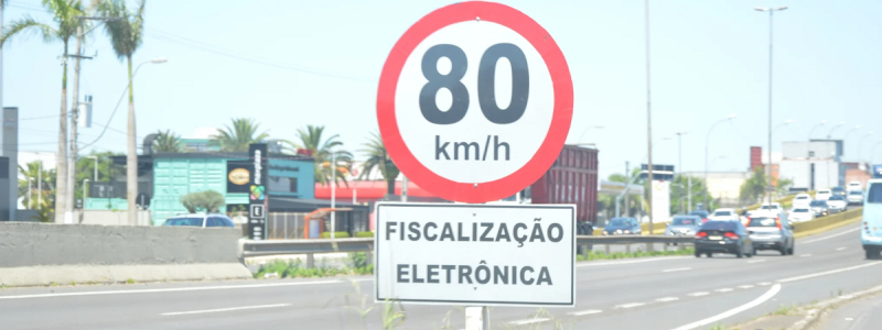 Cai obrigatoriedade de placas avisando sobre radares