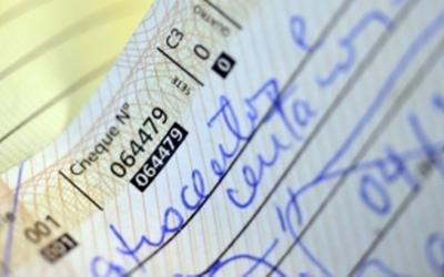 Cheque entregue ao devedor gera indenização