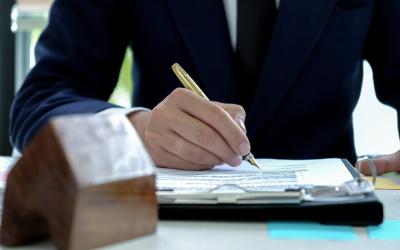 Empresa é condenada a pagar horas extras a advogado