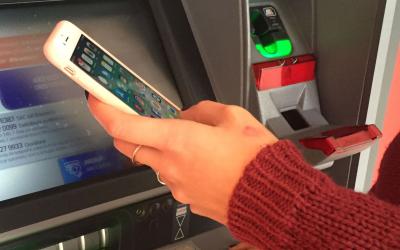 Kassab proíbe celulares em bancos