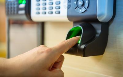 Fraude em registro de jornada: hipermercado condenado em dano moral