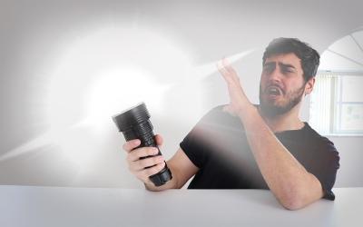 Não atingiu metas e segurava lanterna. Agora, será indenizada