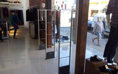 Cliente é indenizada por alarme falso ao sair de loja