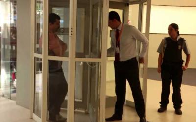 Cliente que ficou "preso" em banco por travamento de porta seracá indenizado