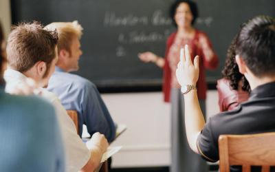 Atraso de salários gera indenização à professor