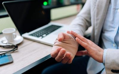 Banco é condenado a indenizar funcionário com LER