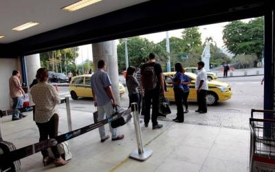 Empregado que ia de táxi para o trabalho receberá horas extras