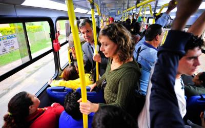 Acidente em interior de ônibus gera reparação por danos