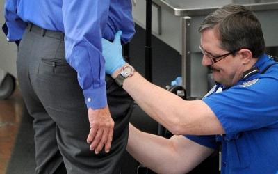 Rede de hipermercados indenizará empregado por revista íntima vexatória