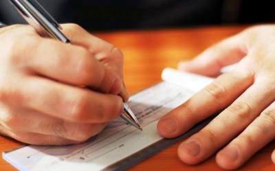 Empresas indenizarão por depositar cheque fora da data acordada